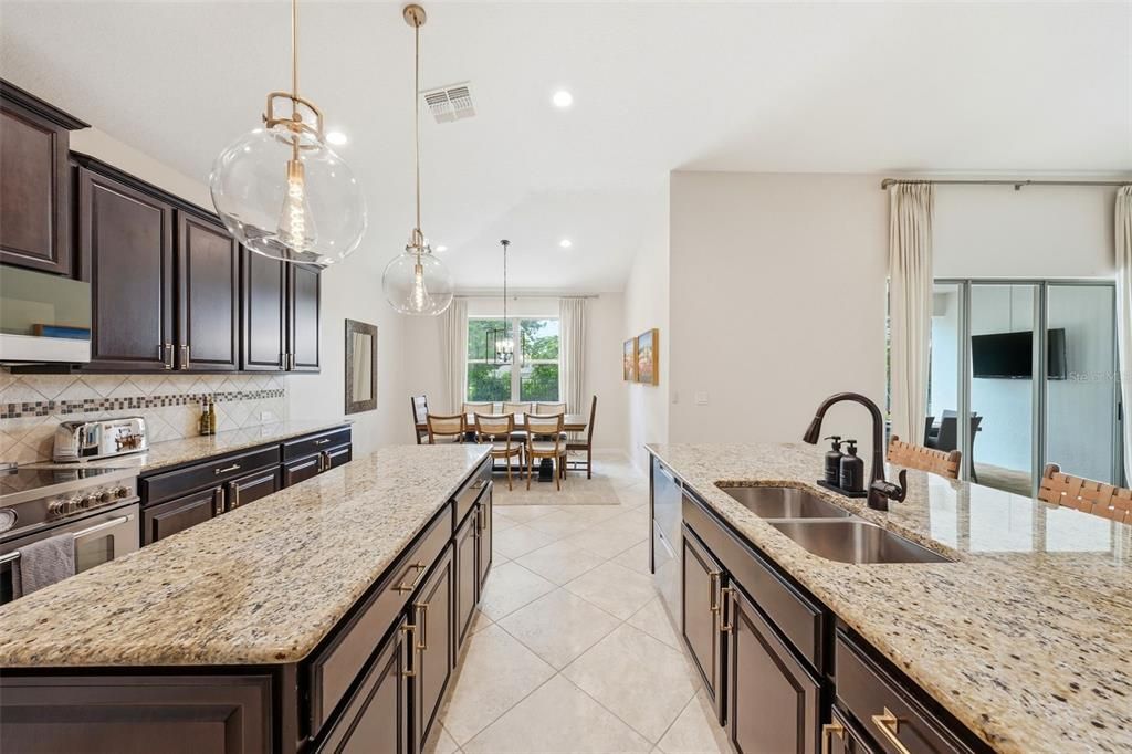 En Venta: $589,900 (4 camas, 3 baños, 2432 Pies cuadrados)