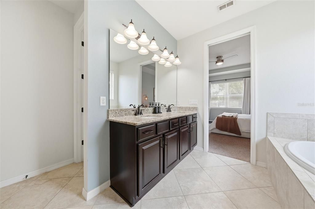 En Venta: $589,900 (4 camas, 3 baños, 2432 Pies cuadrados)
