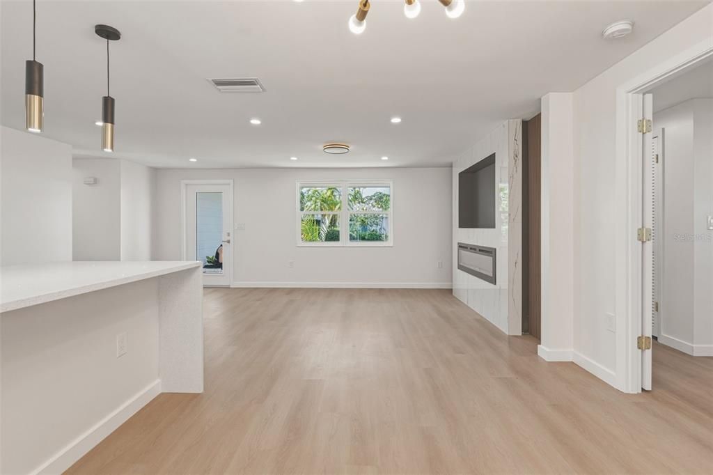 待售: $390,000 (2 贝兹, 2 浴室, 1319 平方英尺)