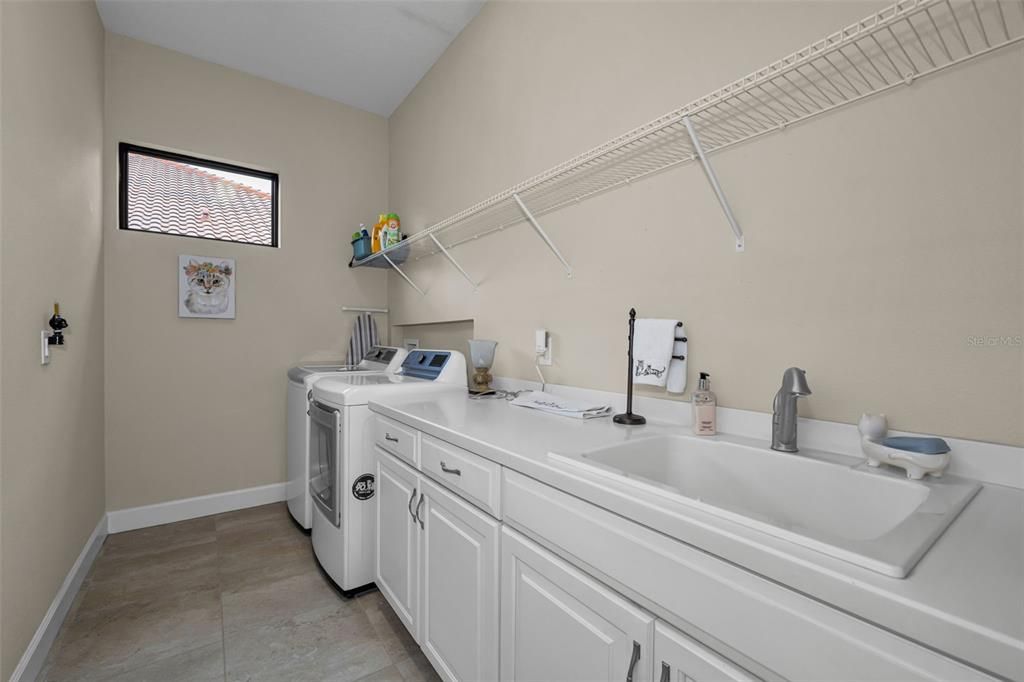 En Venta: $630,000 (3 camas, 3 baños, 2100 Pies cuadrados)