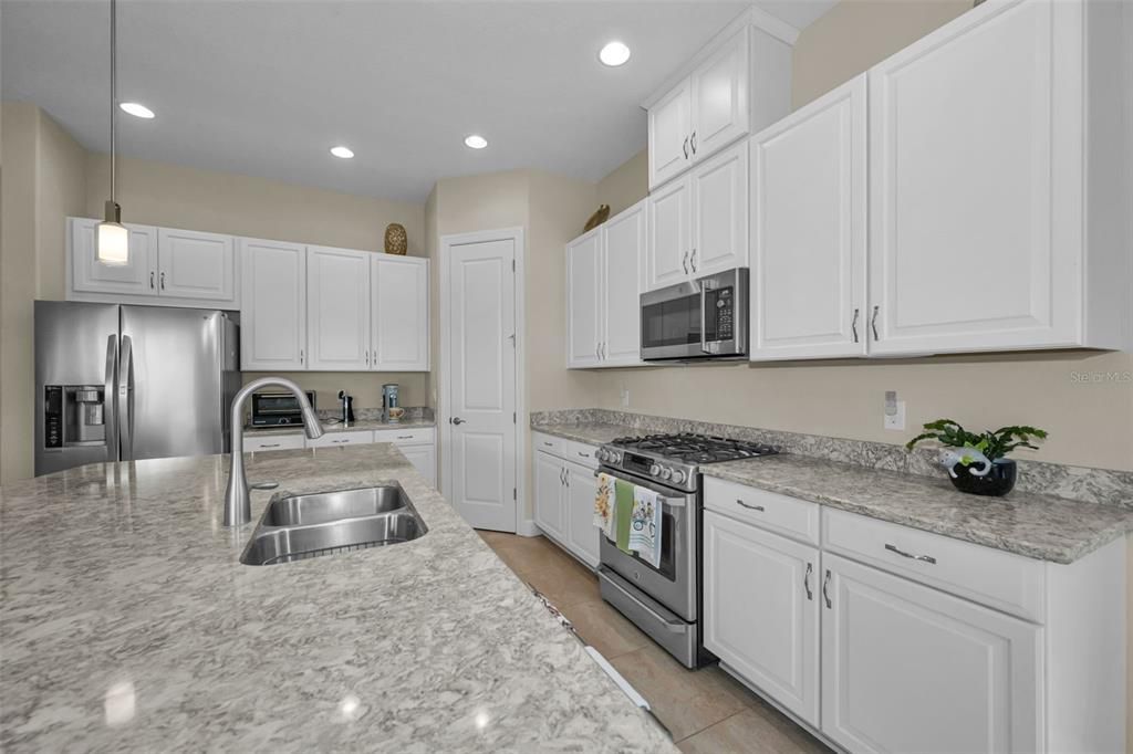 En Venta: $630,000 (3 camas, 3 baños, 2100 Pies cuadrados)