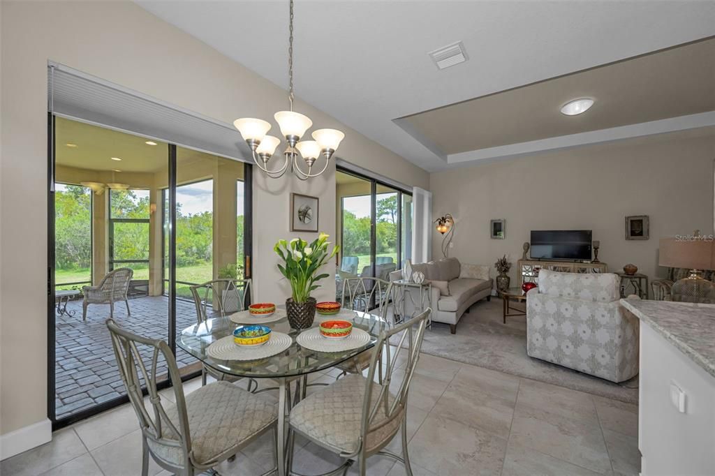 En Venta: $630,000 (3 camas, 3 baños, 2100 Pies cuadrados)