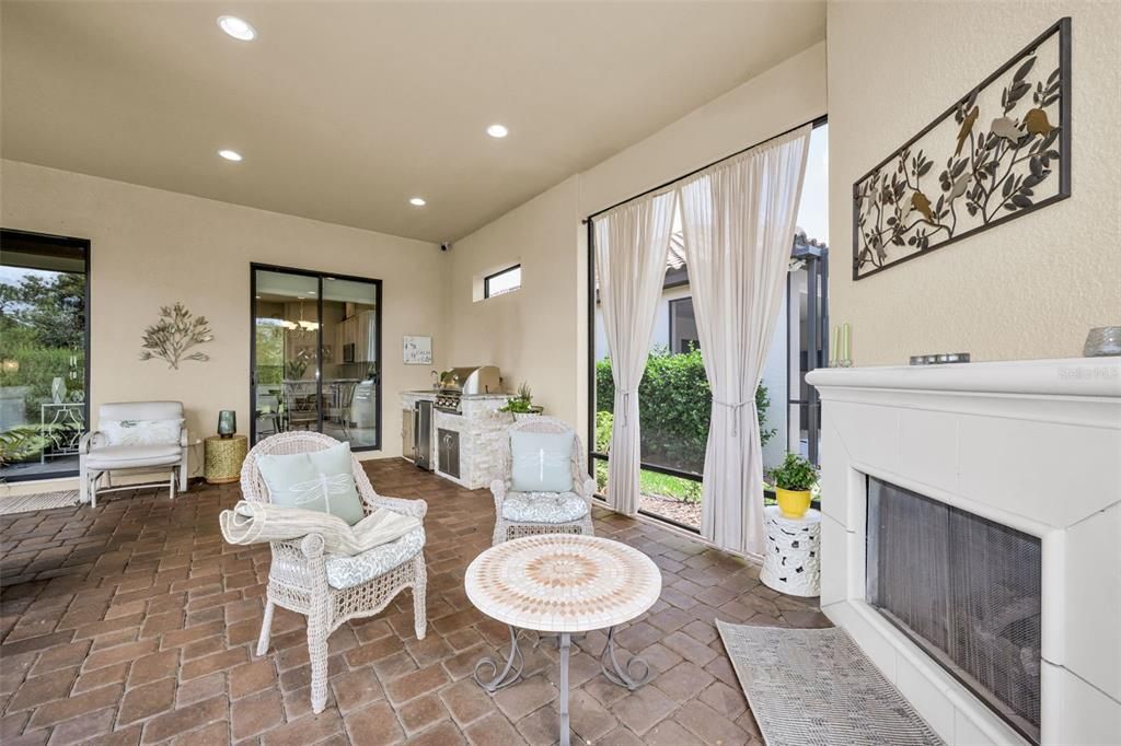 En Venta: $630,000 (3 camas, 3 baños, 2100 Pies cuadrados)