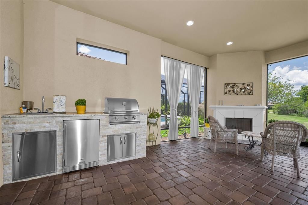 En Venta: $630,000 (3 camas, 3 baños, 2100 Pies cuadrados)