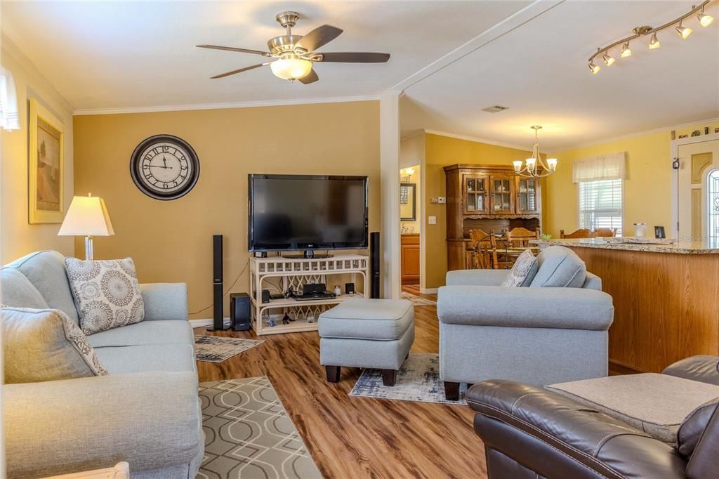For Sale: $205,000 (2 beds, 2 baths, 1104 Square Feet)