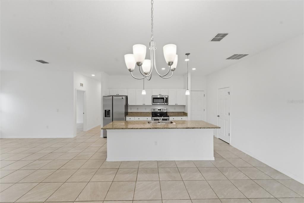 For Rent: $1,999 (4 beds, 2 baths, 1659 Square Feet)