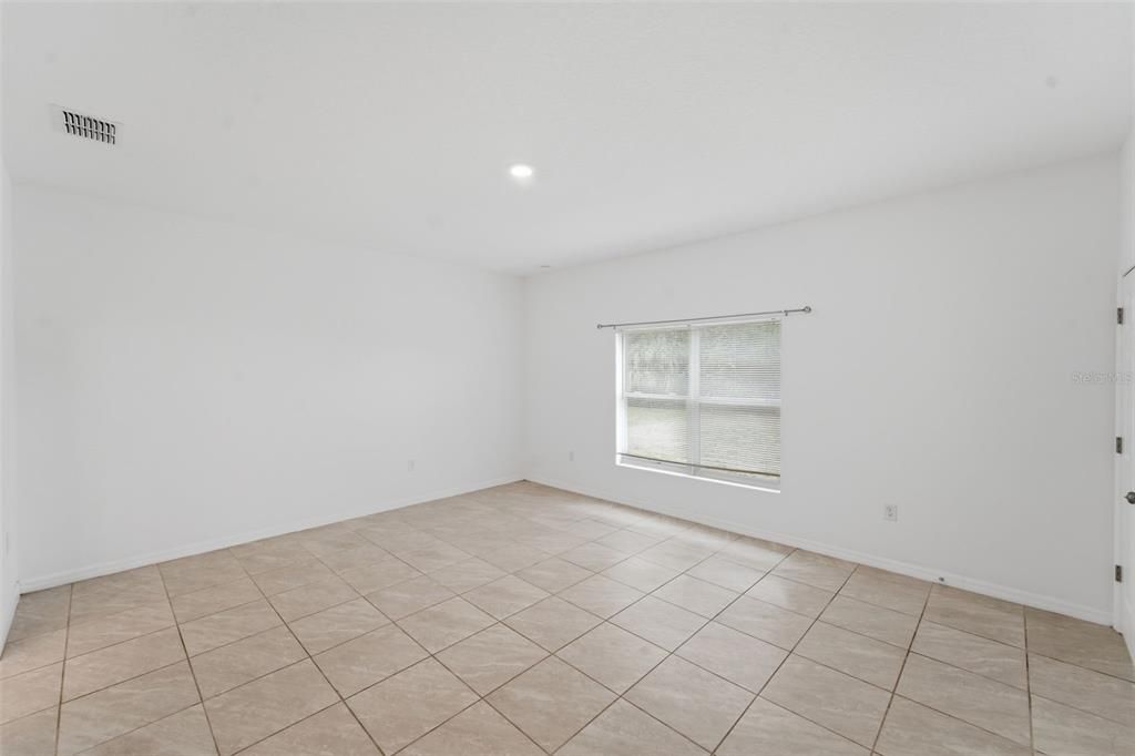 For Rent: $1,999 (4 beds, 2 baths, 1659 Square Feet)