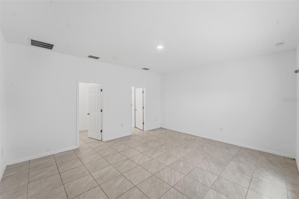 For Rent: $1,999 (4 beds, 2 baths, 1659 Square Feet)