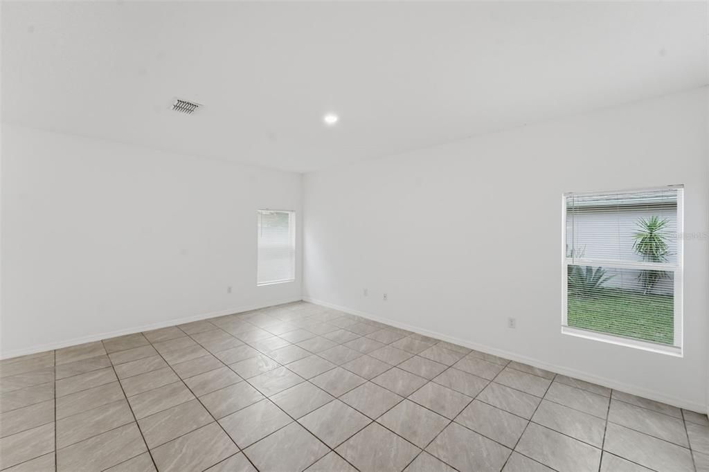 For Rent: $1,999 (4 beds, 2 baths, 1659 Square Feet)