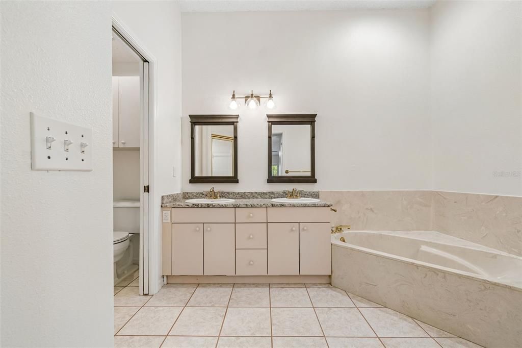 En Venta: $325,000 (2 camas, 2 baños, 2012 Pies cuadrados)