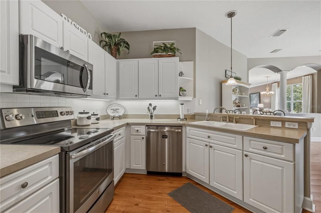 For Sale: $365,000 (3 beds, 2 baths, 1829 Square Feet)