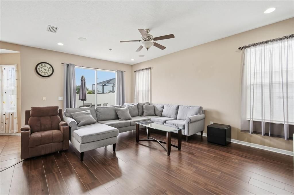 На продажу: $345,000 (3 спален, 2 ванн, 2357 Квадратных фут)