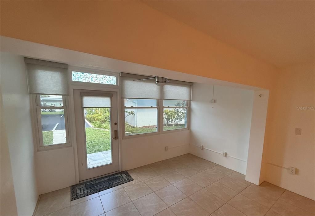 For Sale: $165,000 (2 beds, 2 baths, 919 Square Feet)
