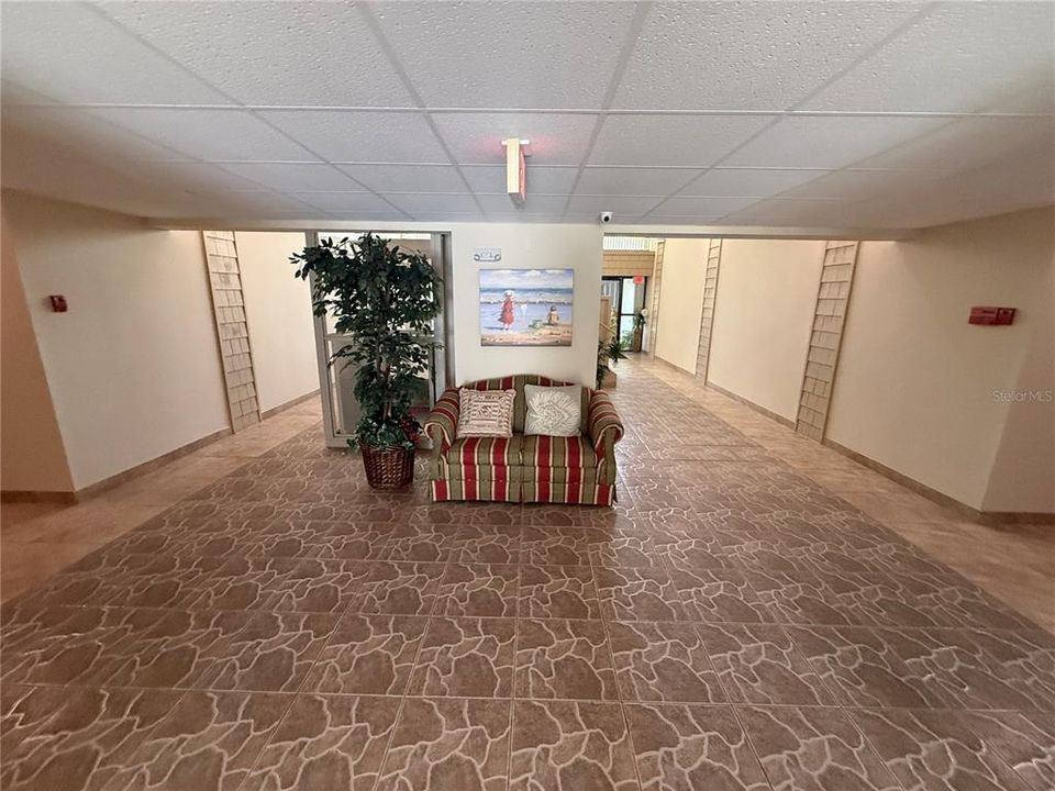 For Sale: $165,000 (2 beds, 2 baths, 919 Square Feet)