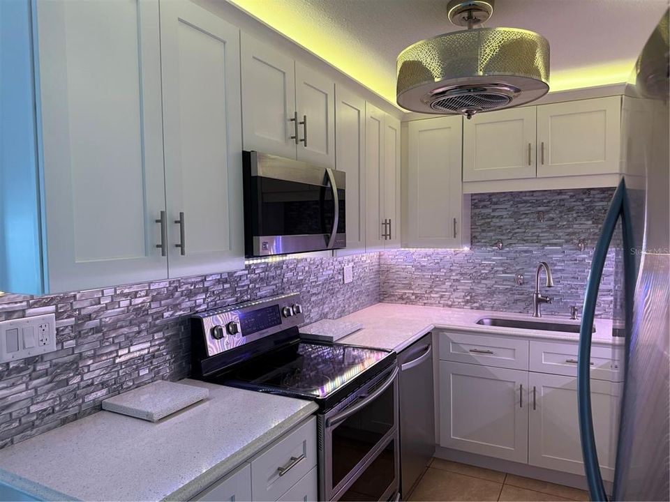 For Sale: $165,000 (2 beds, 2 baths, 919 Square Feet)