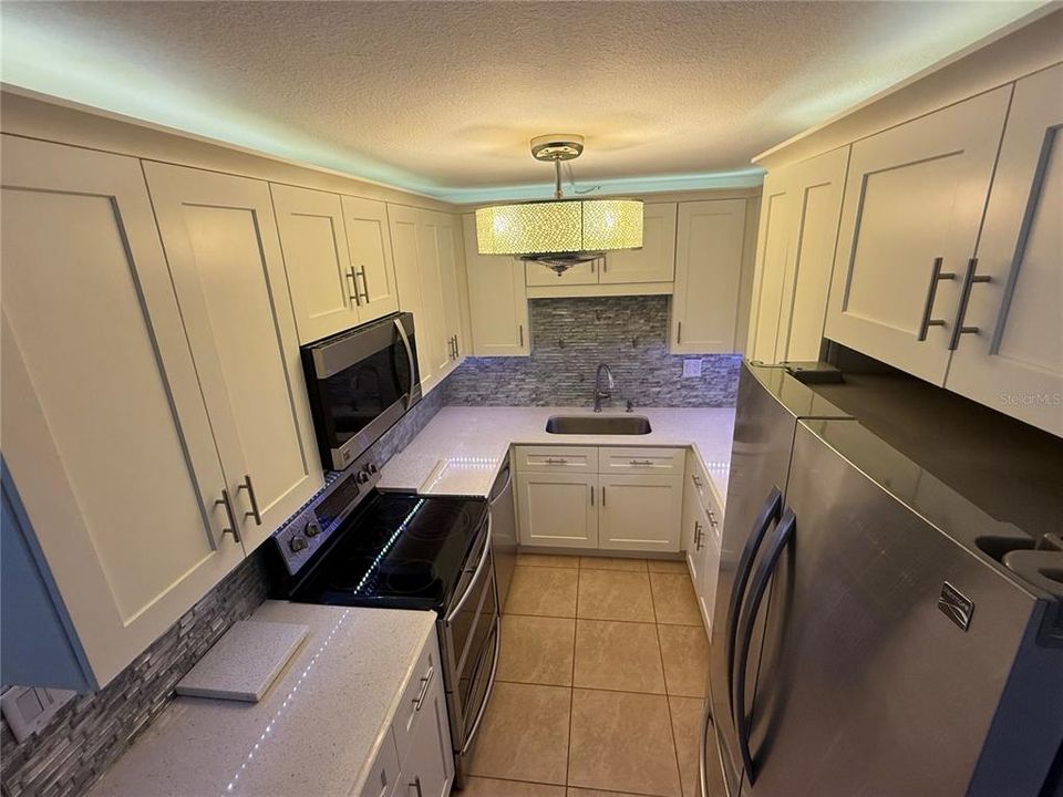 For Sale: $165,000 (2 beds, 2 baths, 919 Square Feet)