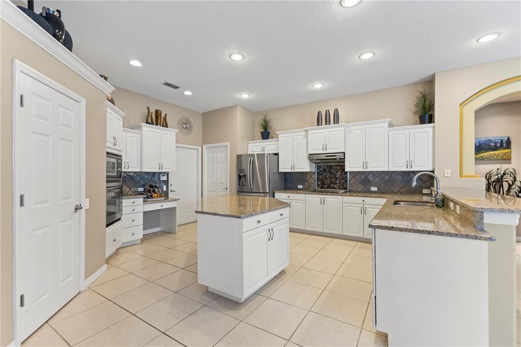 For Sale: $880,000 (6 beds, 3 baths, 3610 Square Feet)
