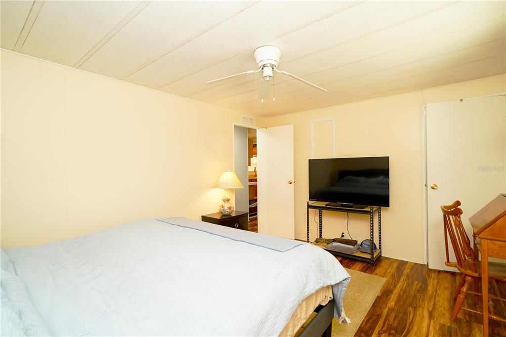 For Sale: $259,900 (2 beds, 3 baths, 1032 Square Feet)