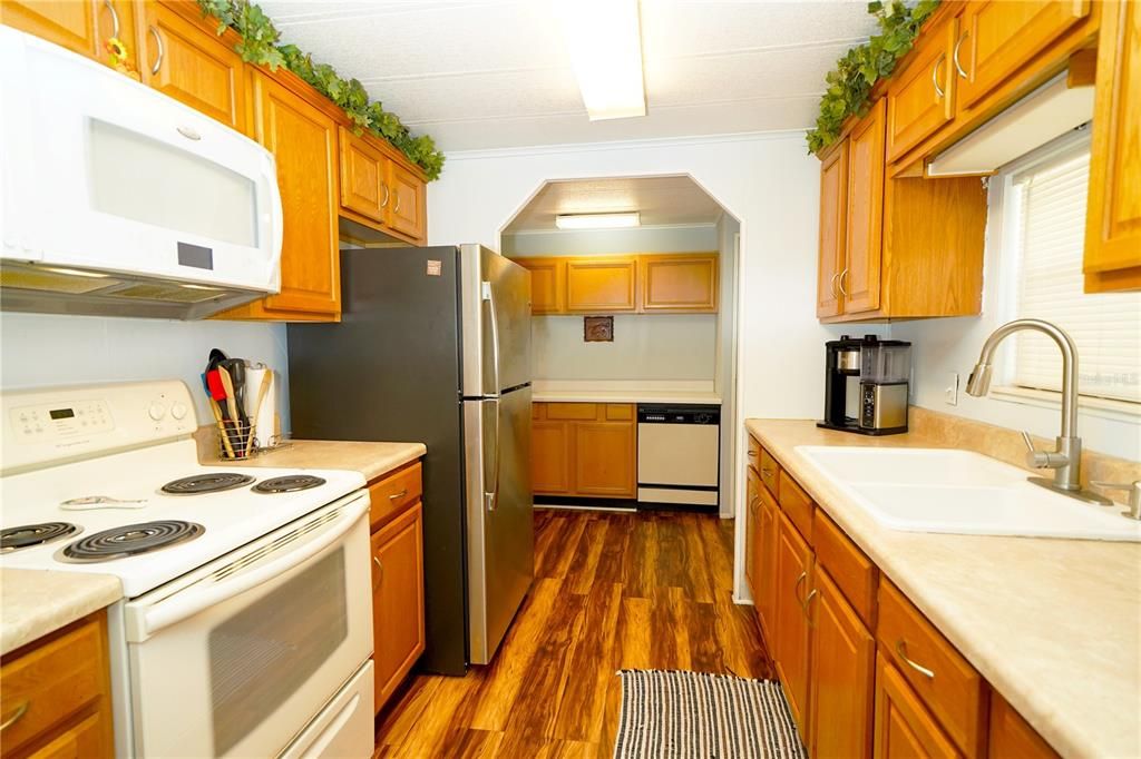 For Sale: $259,900 (2 beds, 3 baths, 1032 Square Feet)