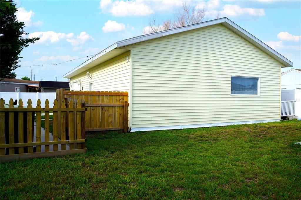 For Sale: $259,900 (2 beds, 3 baths, 1032 Square Feet)