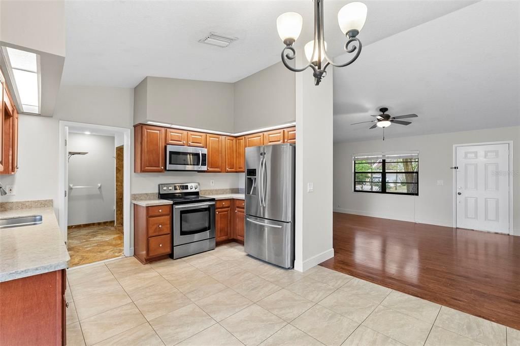 For Rent: $2,000 (2 beds, 2 baths, 1093 Square Feet)