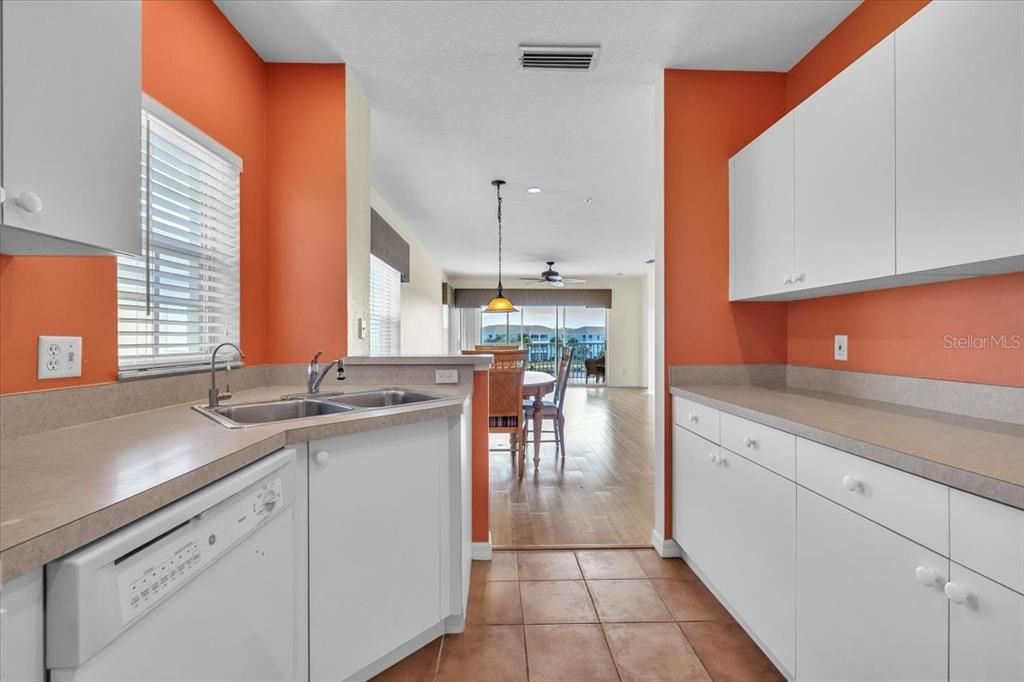 For Sale: $215,000 (3 beds, 2 baths, 1207 Square Feet)