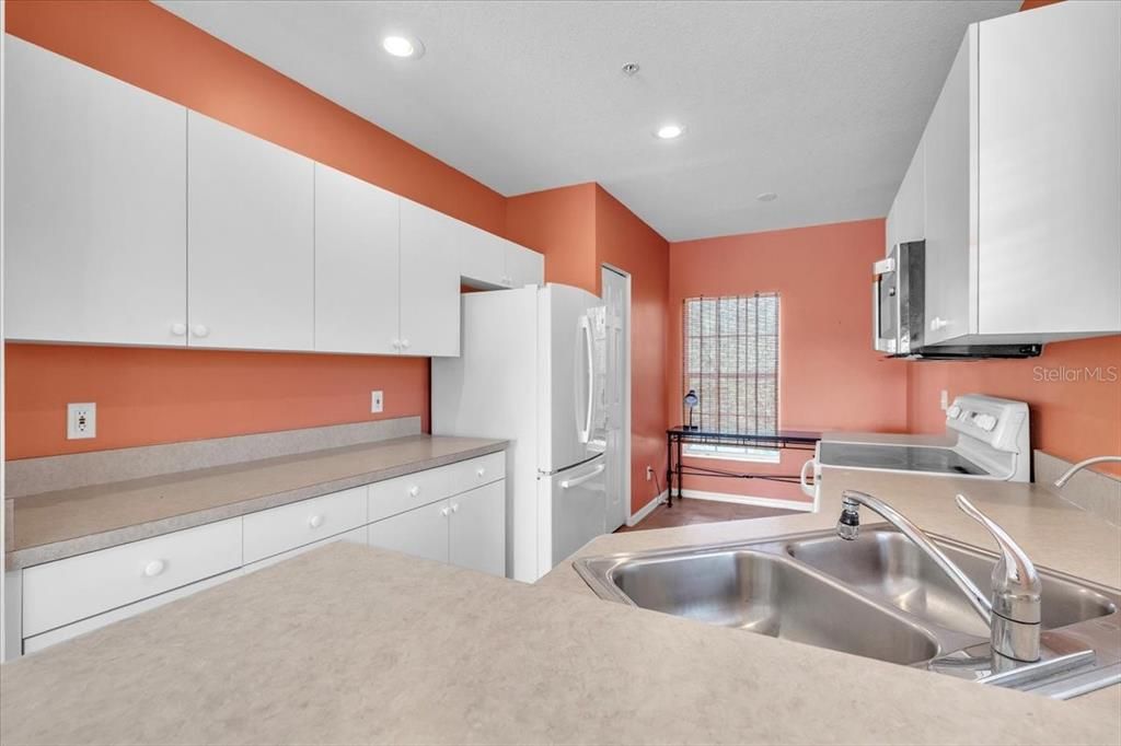 For Sale: $215,000 (3 beds, 2 baths, 1207 Square Feet)