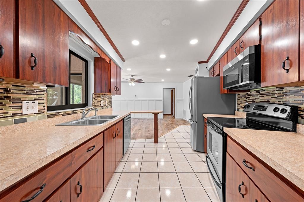 For Sale: $450,000 (3 beds, 2 baths, 1635 Square Feet)