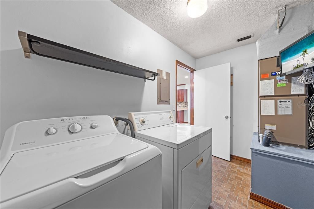 For Sale: $450,000 (3 beds, 2 baths, 1635 Square Feet)