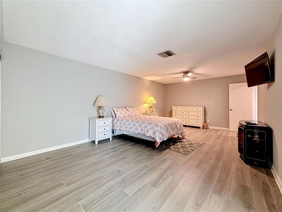 For Sale: $547,000 (2 beds, 2 baths, 1600 Square Feet)