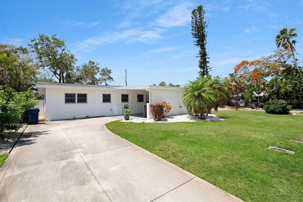 For Sale: $646,850 (3 beds, 2 baths, 1300 Square Feet)