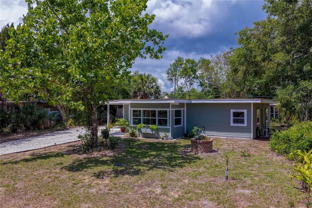 Active With Contract: $275,000 (3 beds, 2 baths, 1092 Square Feet)