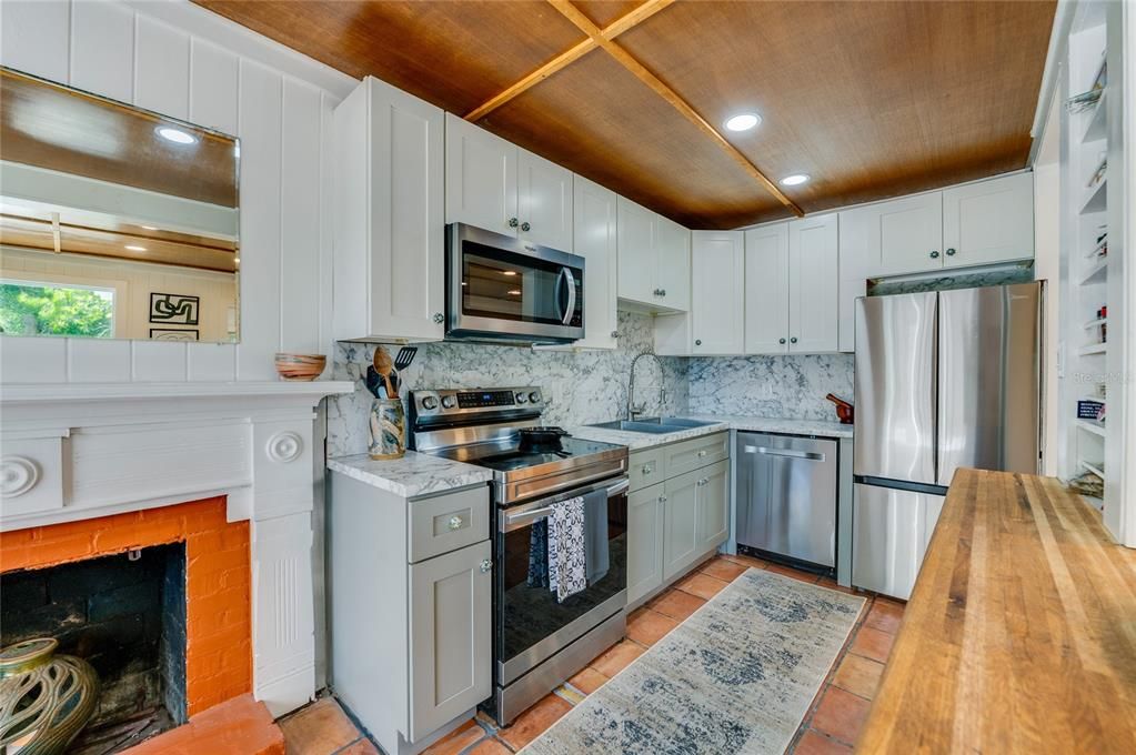 Active With Contract: $275,000 (3 beds, 2 baths, 1092 Square Feet)