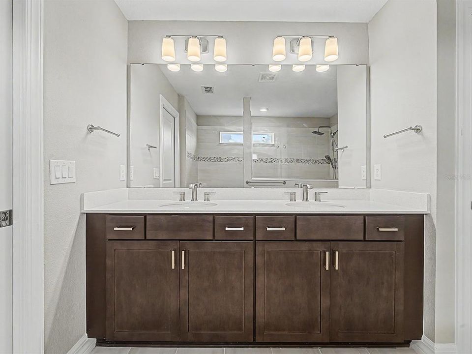 En Venta: $719,900 (4 camas, 3 baños, 3222 Pies cuadrados)