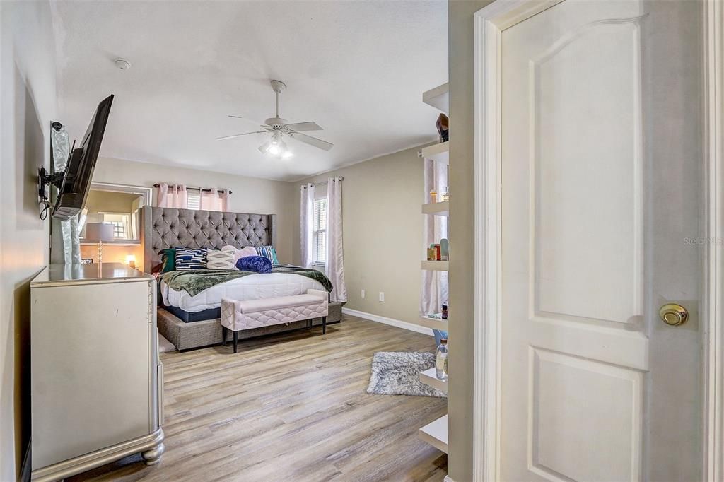 For Sale: $359,995 (4 beds, 2 baths, 1912 Square Feet)