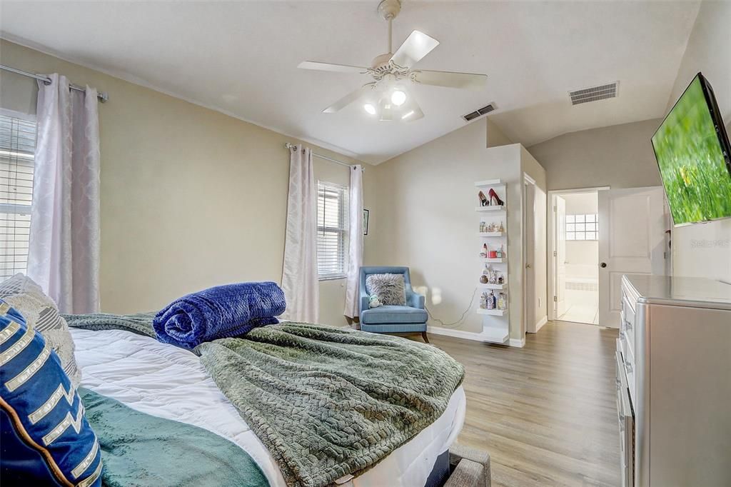 For Sale: $359,995 (4 beds, 2 baths, 1912 Square Feet)