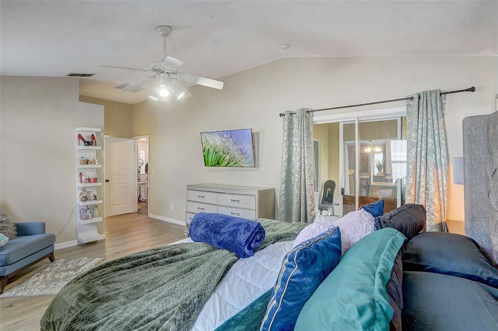 For Sale: $359,995 (4 beds, 2 baths, 1912 Square Feet)