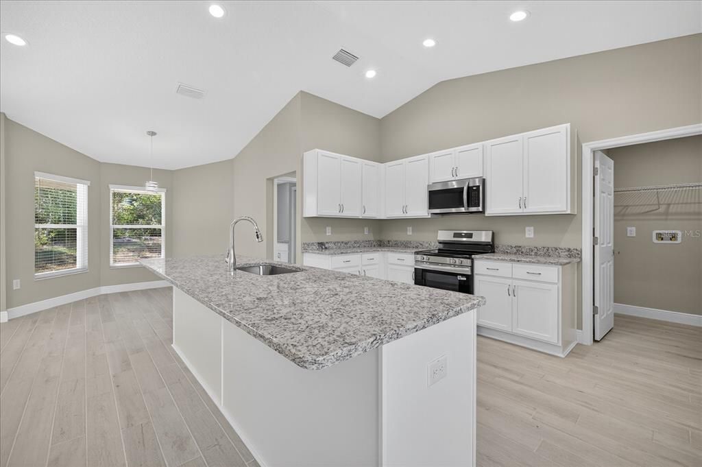 Activo con contrato: $335,000 (3 camas, 2 baños, 1686 Pies cuadrados)