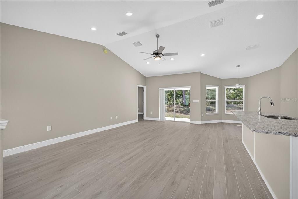 Activo con contrato: $335,000 (3 camas, 2 baños, 1686 Pies cuadrados)