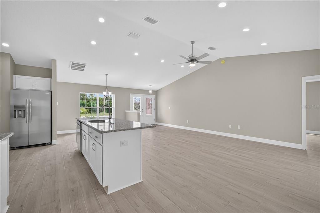 Activo con contrato: $335,000 (3 camas, 2 baños, 1686 Pies cuadrados)