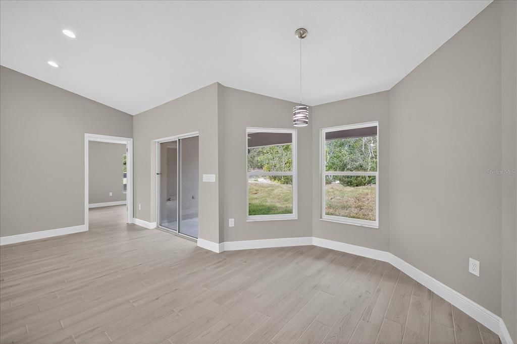 Activo con contrato: $335,000 (3 camas, 2 baños, 1686 Pies cuadrados)
