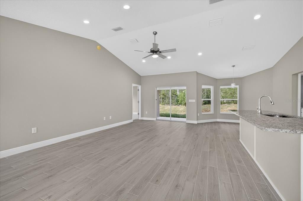 Activo con contrato: $335,000 (3 camas, 2 baños, 1686 Pies cuadrados)