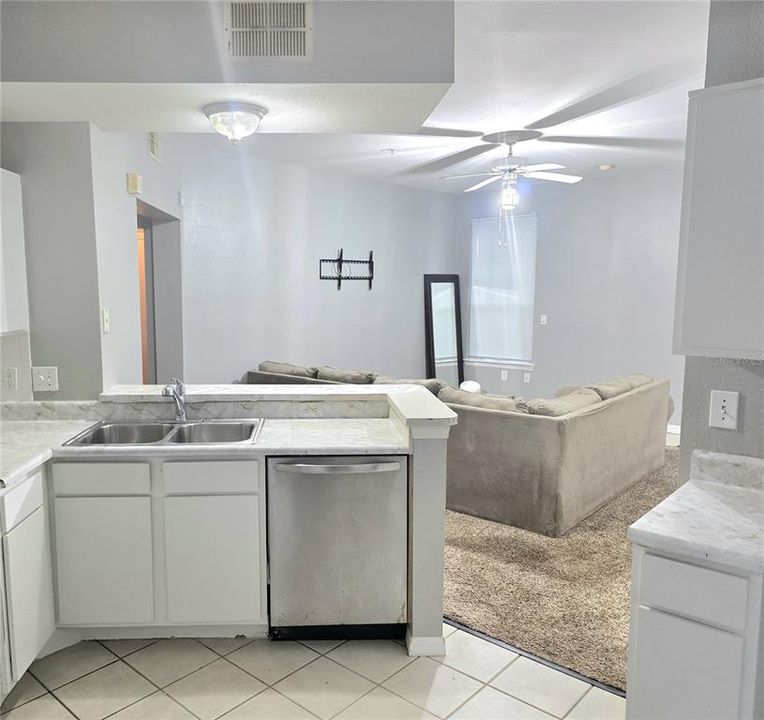 В аренду: $1,700 (2 спален, 2 ванн, 1127 Квадратных фут)