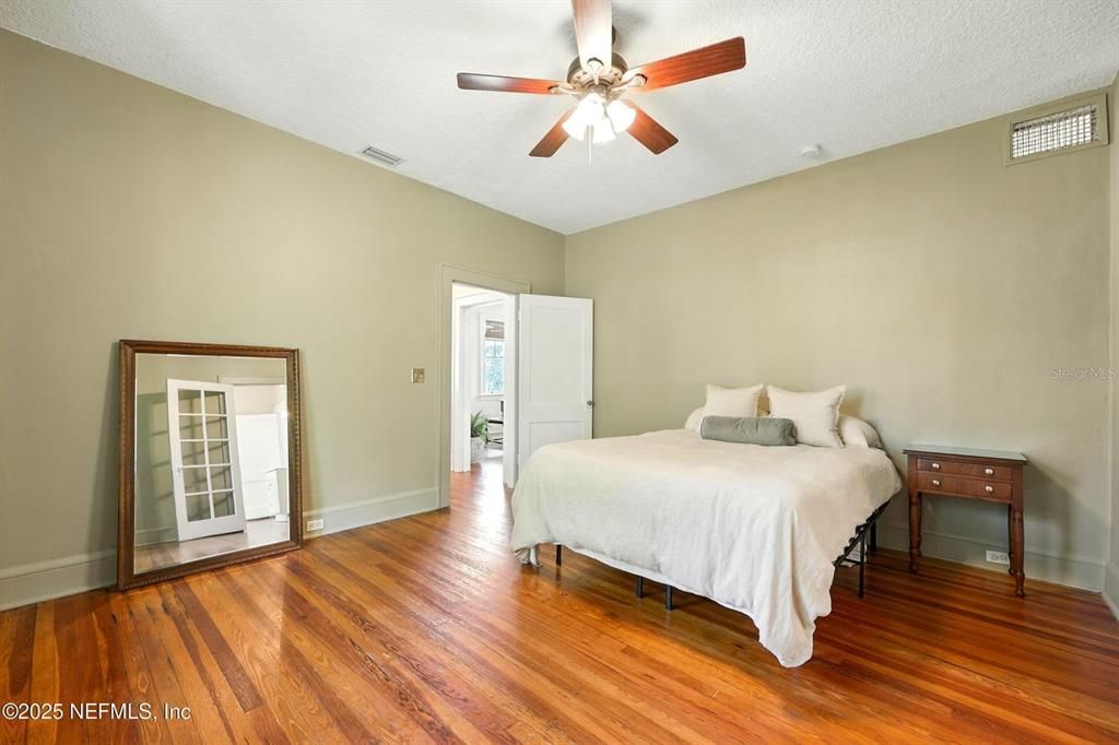 For Sale: $435,000 (2 beds, 2 baths, 1277 Square Feet)
