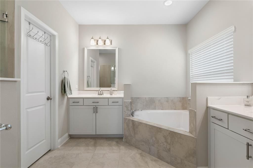 For Sale: $529,900 (4 beds, 3 baths, 2490 Square Feet)