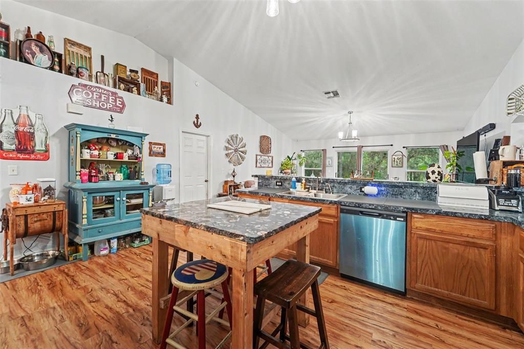 For Sale: $275,000 (3 beds, 2 baths, 1864 Square Feet)