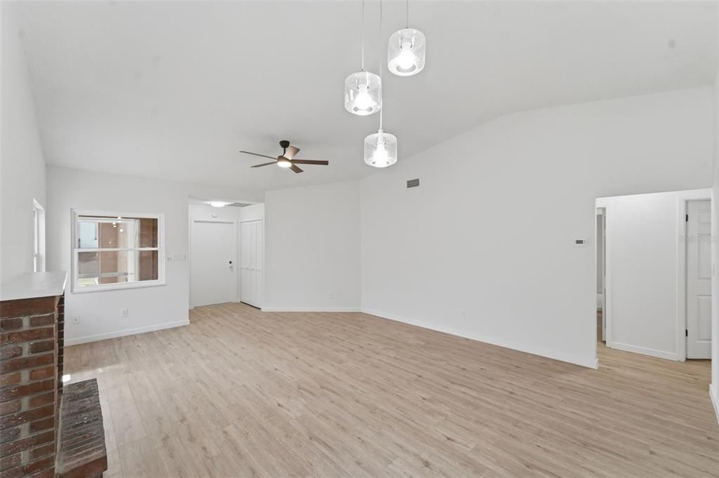Active With Contract: $305,000 (3 beds, 2 baths, 1256 Square Feet)