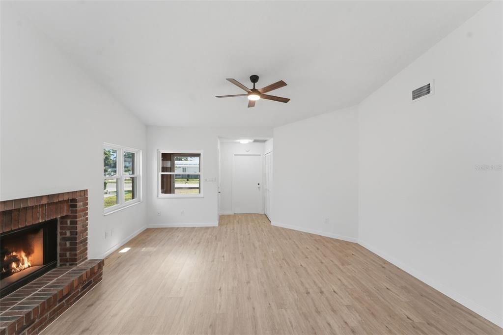 Active With Contract: $305,000 (3 beds, 2 baths, 1256 Square Feet)