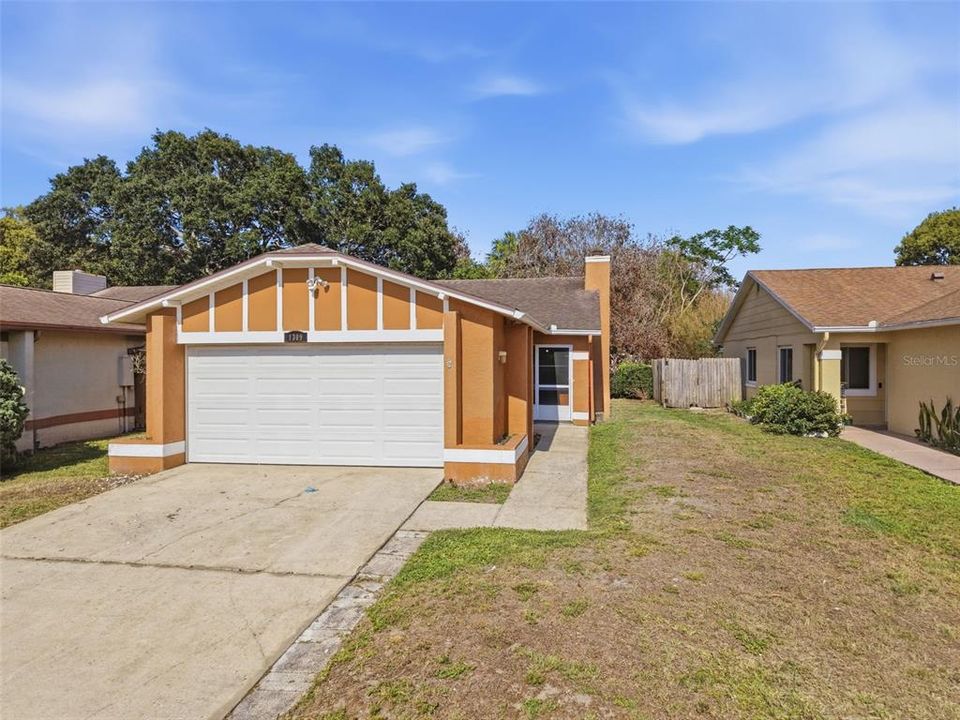 Active With Contract: $305,000 (3 beds, 2 baths, 1256 Square Feet)