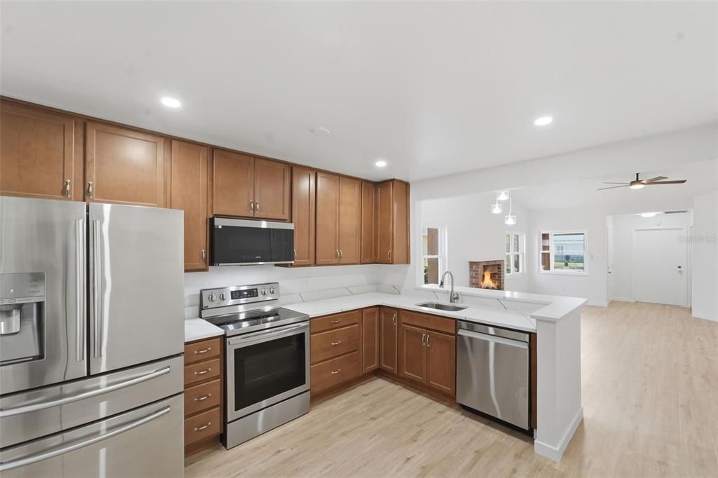 Active With Contract: $305,000 (3 beds, 2 baths, 1256 Square Feet)